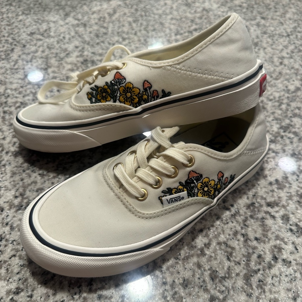 Vans white Trippy Floral Embroidered shoes. Size 6.